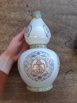Lot 414 - A CHINESE FAMILLE ROSE DOUBLE GOURD VASE.
