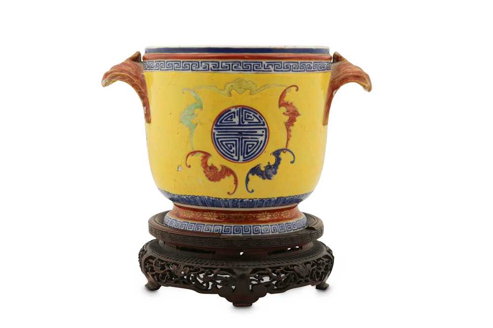 Lot 161 - A CHINESE FAMILLE ROSE 'BATS' WINE COOLER.