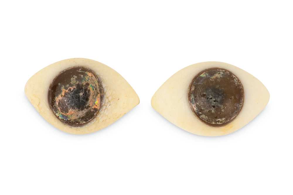 Lot 28 - A PAIR OF GLASS EYES,  POSSIBLY ANCIENT