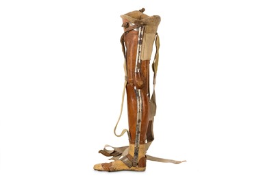 Lot 109 - A WW1 LEATHER AND CARVED WOOD PROSTHETIC LEG