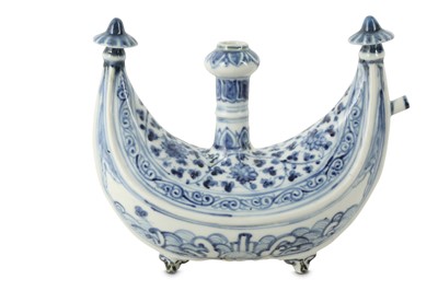 Lot 164 - A RARE CHINESE BLUE AND WHITE BOAT-SHAPED PILGRIM'S FLASK.