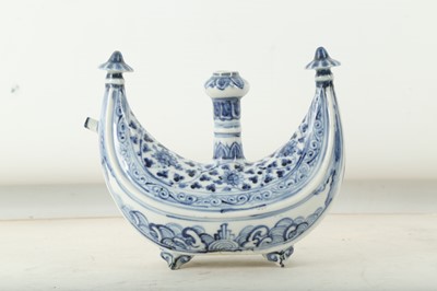 Lot 164 - A RARE CHINESE BLUE AND WHITE BOAT-SHAPED PILGRIM'S FLASK.