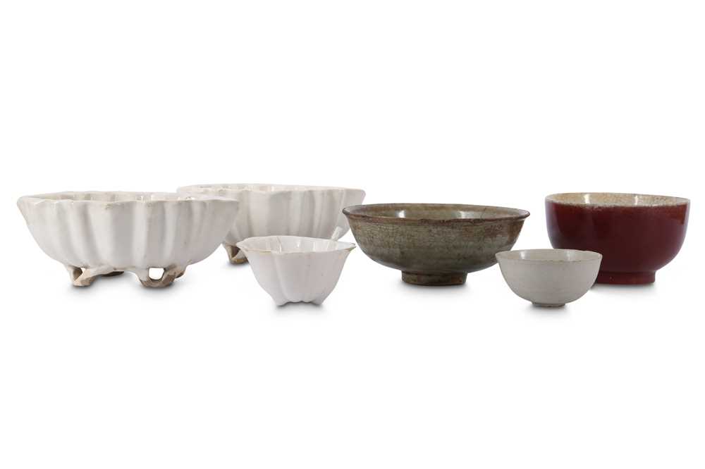 Lot 585 - A COLLECTION OF SIX CHINESE CERAMIC ITEMS.