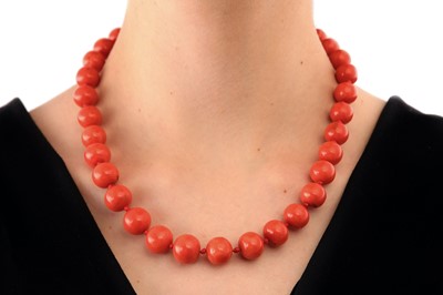 Lot 111 - λ A coral bead necklace