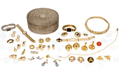 Lot 151 - A collection of costume jewellery