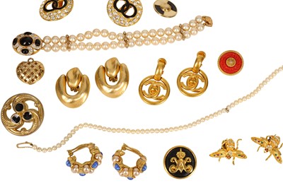 Lot 151 - A collection of costume jewellery