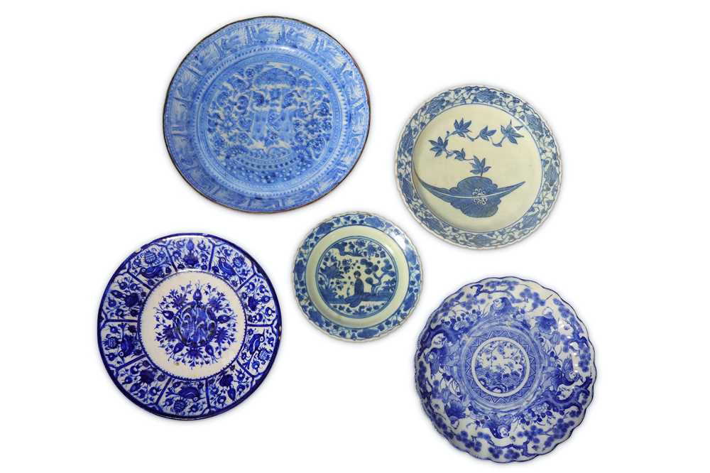 Lot 14 - * FIVE CHINESE-INSPIRED BLUE AND WHITE POTTERY DISHES