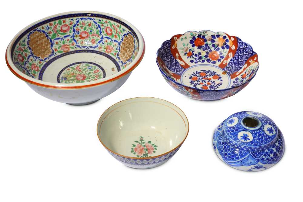 Lot 15 - * FOUR PERSIAN POTTERY VESSELS OF ORIENTAL INSPIRATION