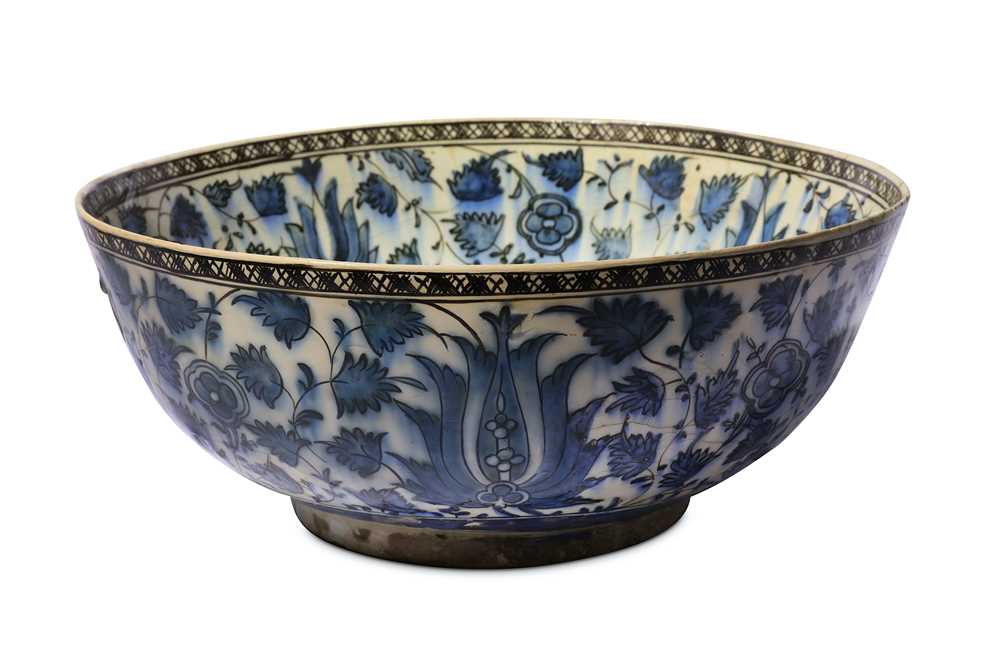 Lot 20 - * A LARGE BLUE AND WHITE POTTERY BOWL