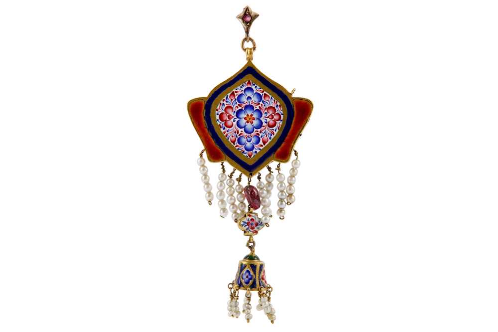 Lot 87 - * A QAJAR POLYCHROME-ENAMELLED AND CAPARISONED GOLD PENDANT WITH FLORAL DECORATION