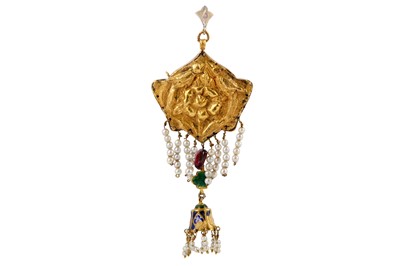 Lot 87 - * A QAJAR POLYCHROME-ENAMELLED AND CAPARISONED GOLD PENDANT WITH FLORAL DECORATION