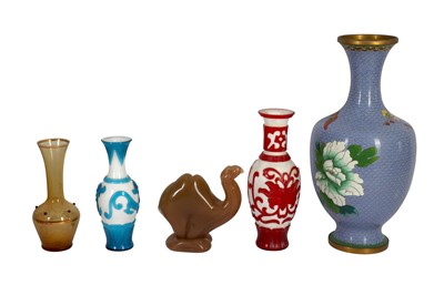 Lot 627 - A COLLECTION OF CHINESE PEKING GLASS ITEMS AND A CLOISONNE ENAMEL VASE.