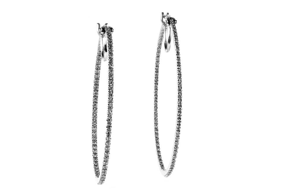 Lot 91 - A pair of diamond earrings