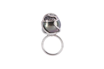 Lot 35 - A cultured pearl dress ring