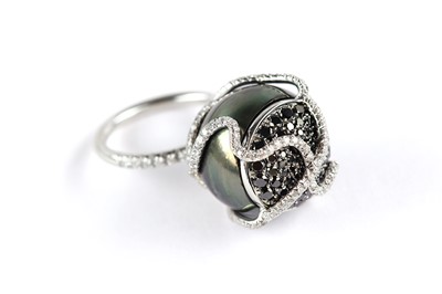 Lot 35 - A cultured pearl dress ring