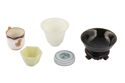 Lot 211 - A collection of Chinese items.