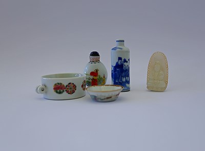 Lot 516 - A WHITE JADE 'GUANYIN' CARVING AND A SMALL GROUP OF CHINESE CERAMICS.