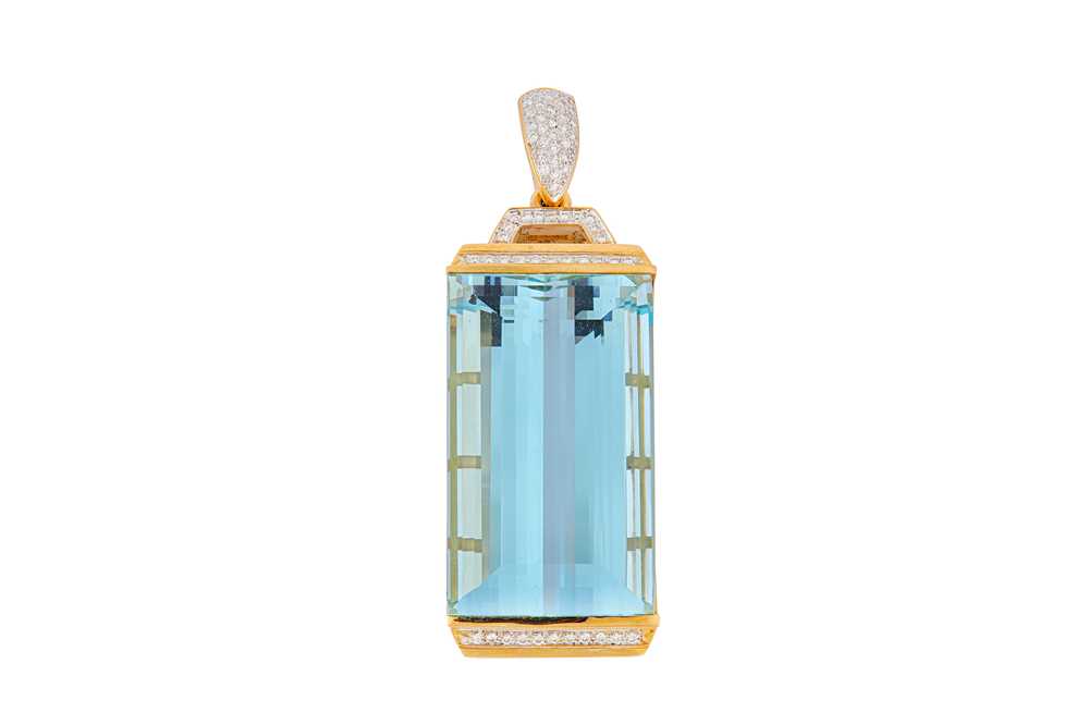 Lot 24 - An aquamarine and diamond pendant