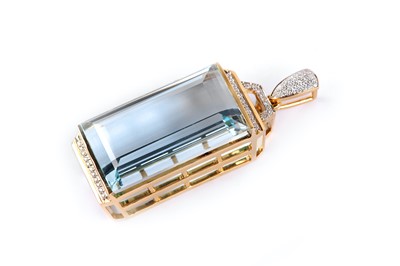 Lot 24 - An aquamarine and diamond pendant