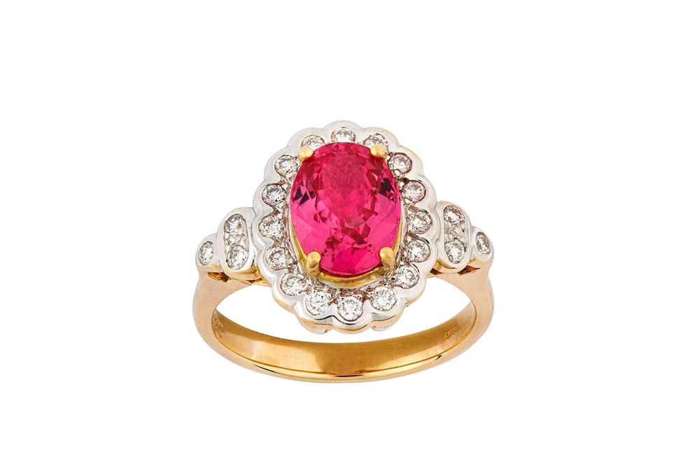 Lot 78 - A spinel and diamond cluster ring