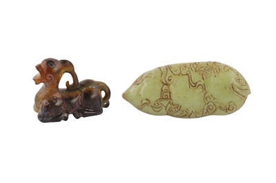 Lot 252 - A Chinese jade carving of a mythical beast and a box with cover.