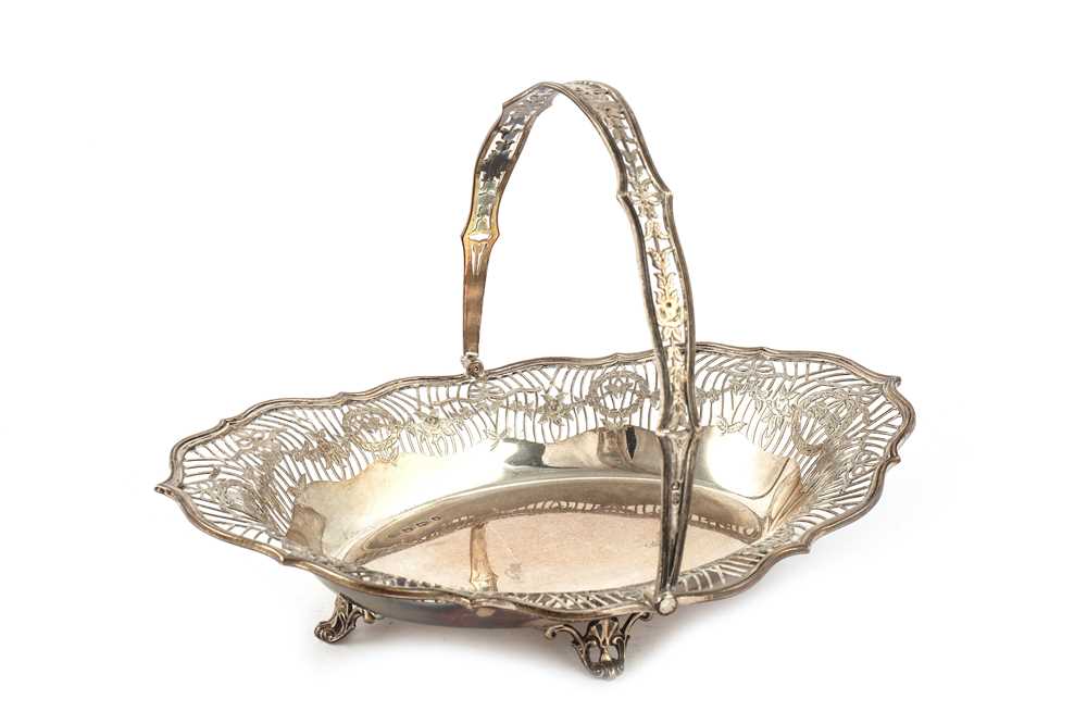 Lot 21 - A George V sterling silver swing handled bread basket