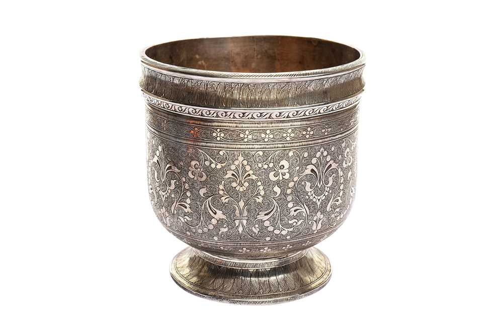 Lot 371 - AN ENGRAVED SILVER VASE