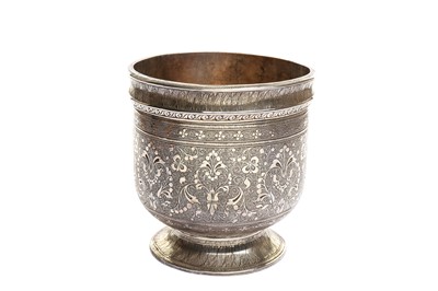 Lot 371 - AN ENGRAVED SILVER VASE