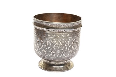 Lot 371 - AN ENGRAVED SILVER VASE