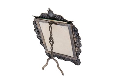 Lot 188 - AN ENGRAVED OVAL SILVER FRAME