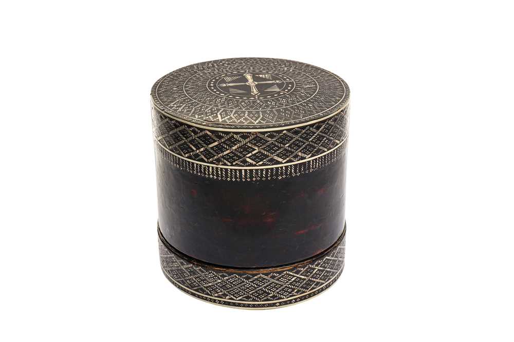 Lot 191 - λ AN IVORY AND BONE-INLAID BURMESE LACQUERED BETEL BOX