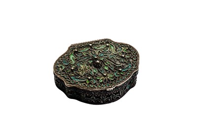 Lot 353 - A CLOISONNÉ ENAMELLED AND SILVER FILIGREE SNUFFBOX