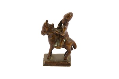 Lot 226 - A SINGLE BRONZE CHESS PIECE OF THE KNIGHT