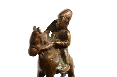 Lot 226 - A SINGLE BRONZE CHESS PIECE OF THE KNIGHT
