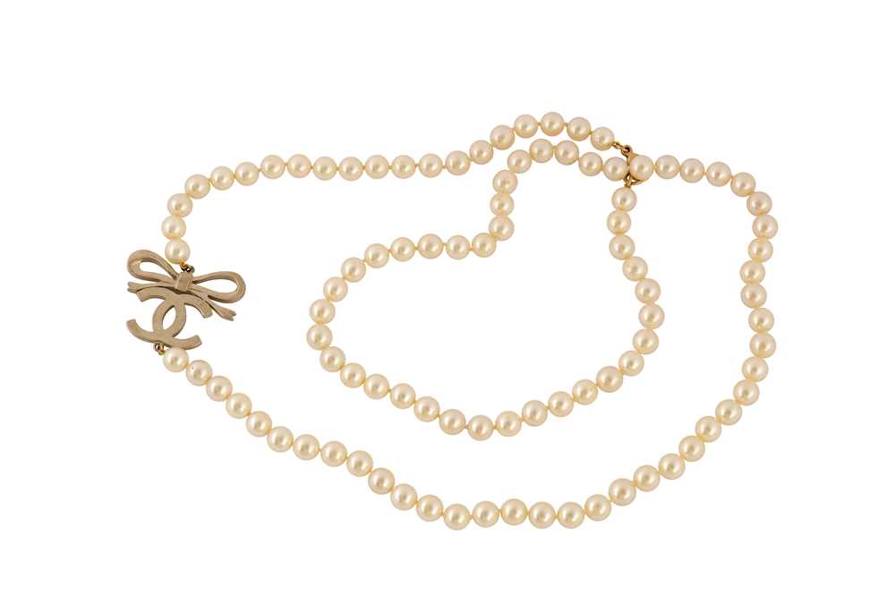 Lot 427 - Chanel Pearl Bow CC Logo Necklace