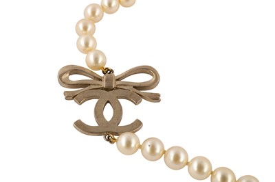 Lot 427 - Chanel Pearl Bow CC Logo Necklace