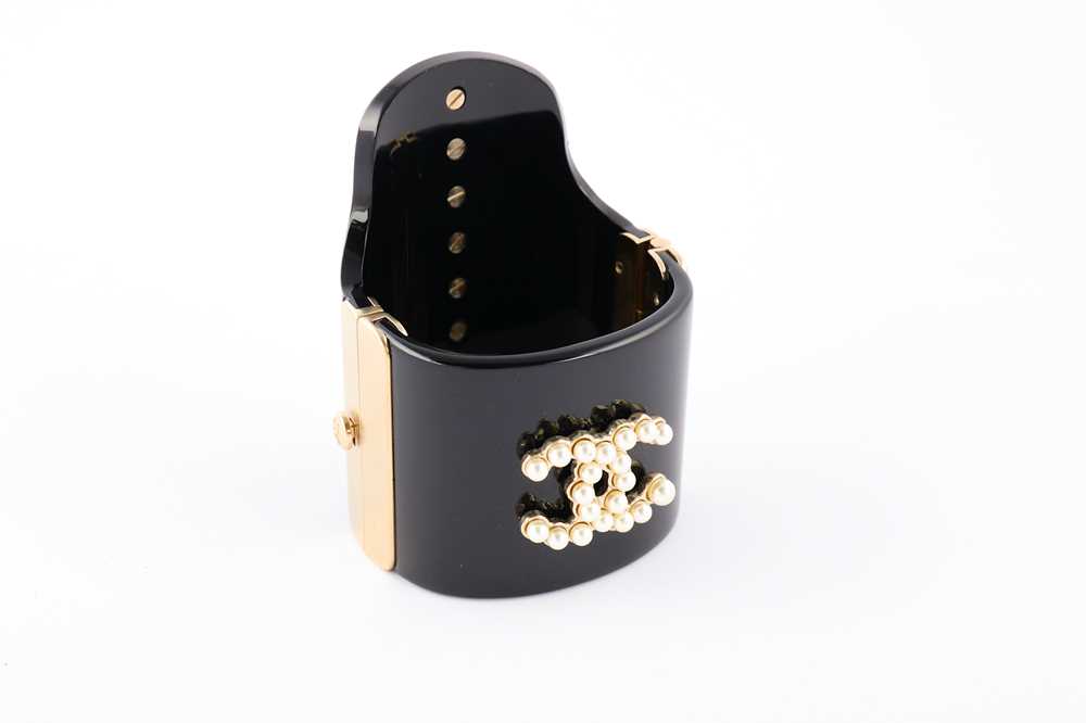 Lot 433 - Chanel Resin Pearl CC Logo Cuff Braclet