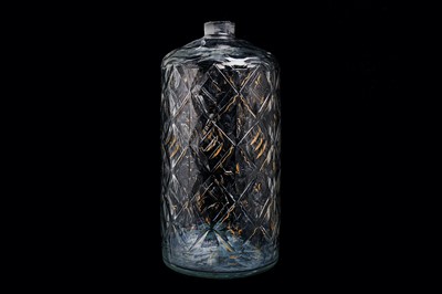 Lot 278 - A LARGE DIAMOND-CUT AND GILT CLEAR-GLASS BOTTLE