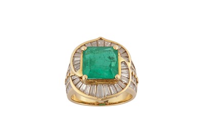 Lot 258 - An emerald and diamond dress ring