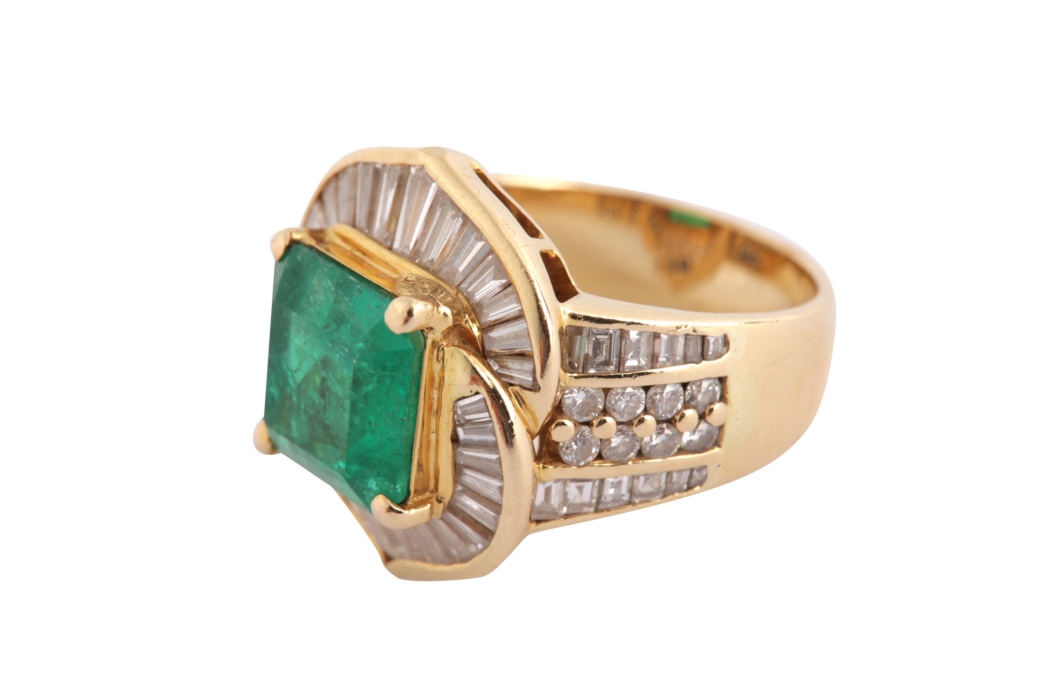 Lot 258 - An emerald and diamond dress ring