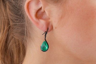 Lot 76 - A pair of emerald earrings