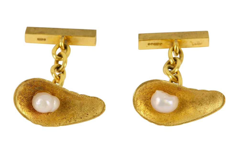 Lot 105 - A pair of gold oyster shell cufflinks
