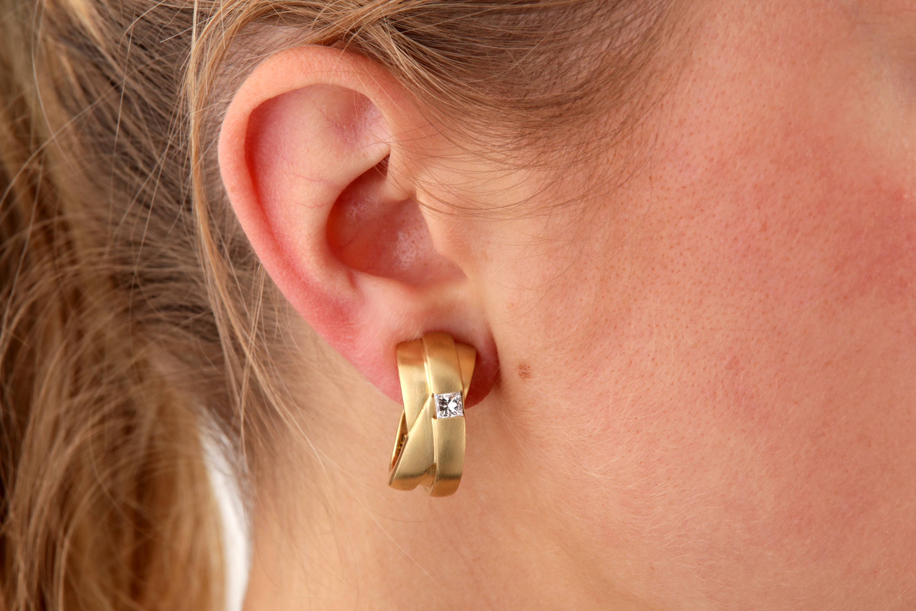 Lot 19 A 'Kit and Kaboodle' diamondset ring and