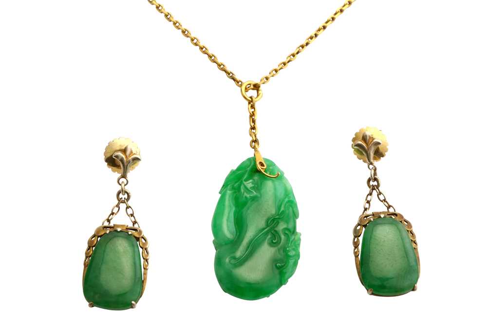 Lot 33 - A jade pendant and a pair of jade earrings