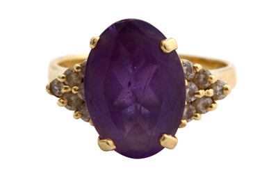 Lot 42 - An amethyst and diamond ring