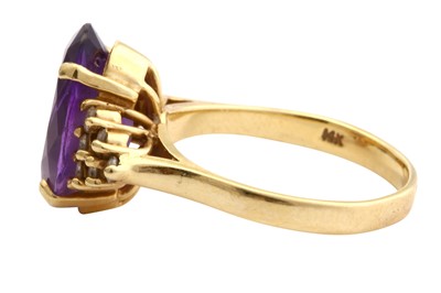 Lot 42 - An amethyst and diamond ring