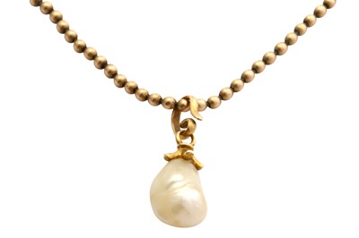 Lot 48 - A pearl pendant necklace