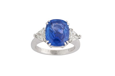 Lot 153 - A sapphire and diamond ring