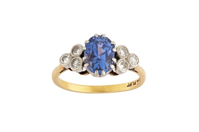 Lot 39 - A sapphire and diamond ring