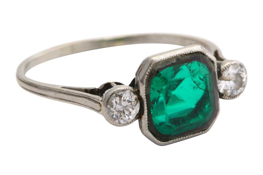 Lot 55 - A green doublet and diamond ring, first half of the 20th century